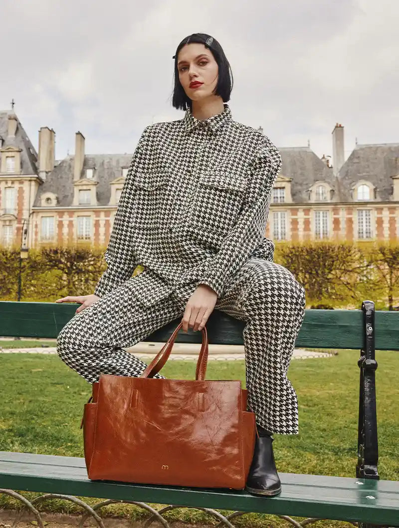 Dakota Johnson's Bucket Bag Is The Epitome Of Modern Gucci
